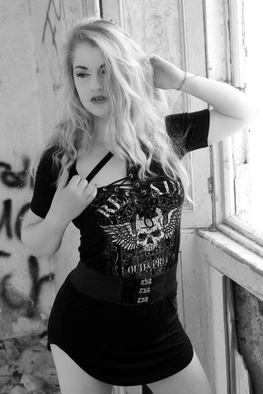 black and white, Glamour, hair, Die Baroness, Jenny Schmiedel, Midleton, photoshoot, abandoned house, legs, blonde
