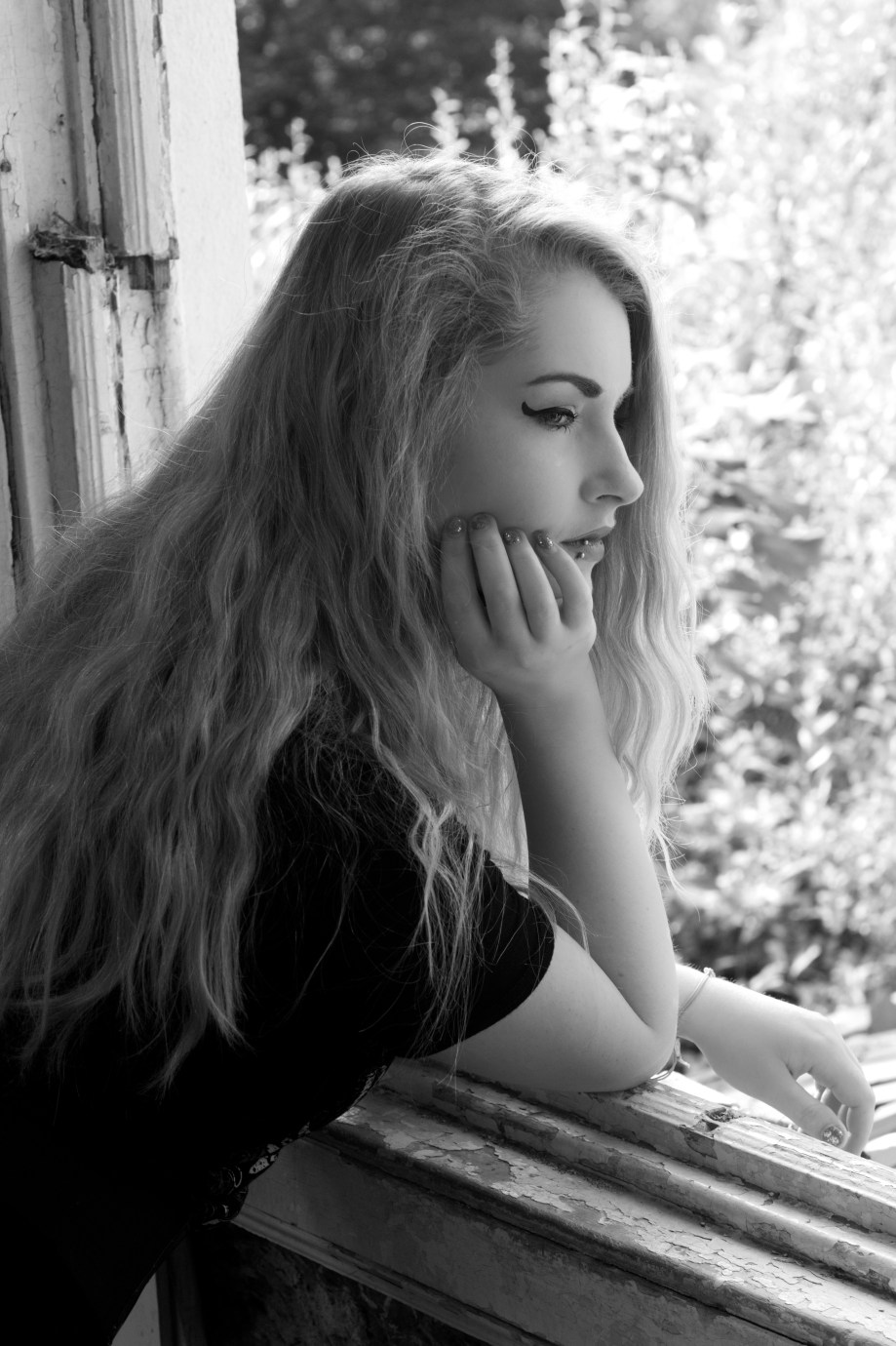 black and white, Glamour, hair, Die Baroness, Jenny Schmiedel, Midleton, photoshoot, abandoned house, legs, blonde