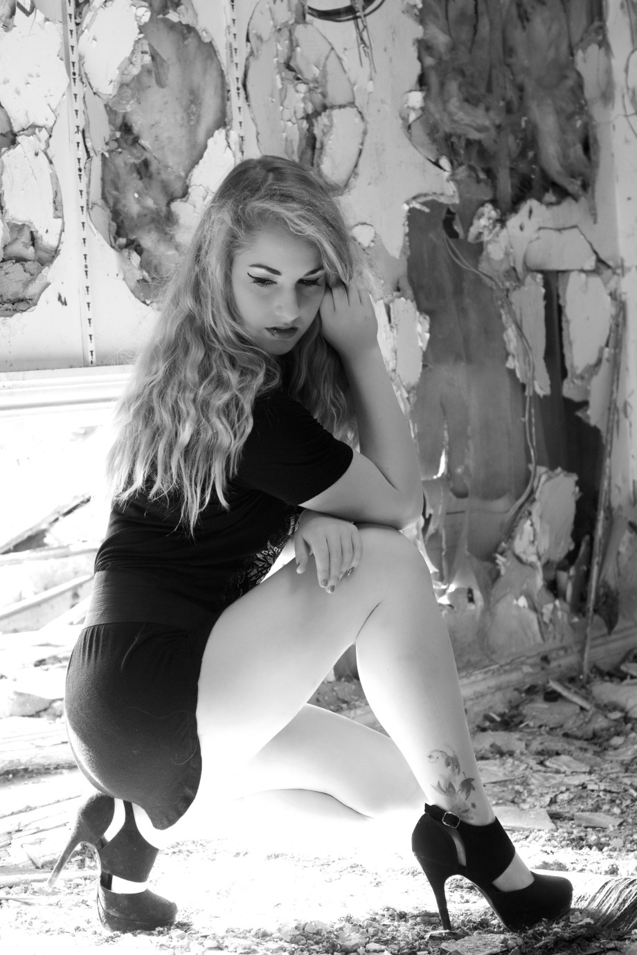 black and white, Glamour, hair, Die Baroness, Jenny Schmiedel, Midleton, photoshoot, abandoned house, legs, blonde