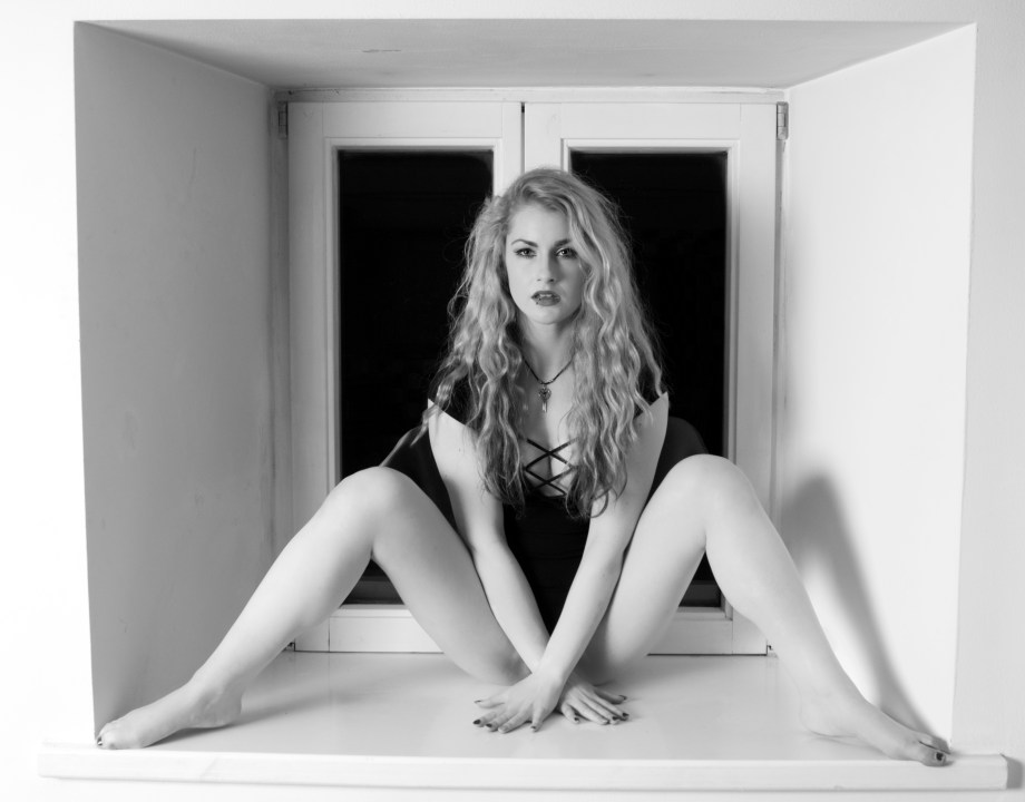 Die Baroness, homeshoot, portrait, glamour, model photography, cork, ireland, blonde, black and white