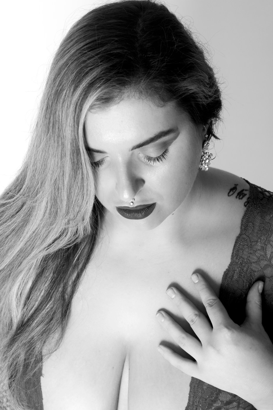 ava hennessy, glamour, studio shoot, curvy, pole dancer, exotic dancer, lingerie, portrait, black and white