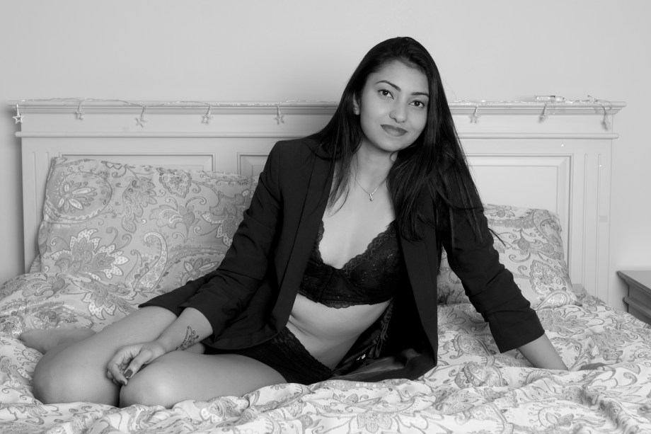 boudoir, cork, ireland, glamour, model, photoshoot, homeshoot, sexy, black and white, lingerie