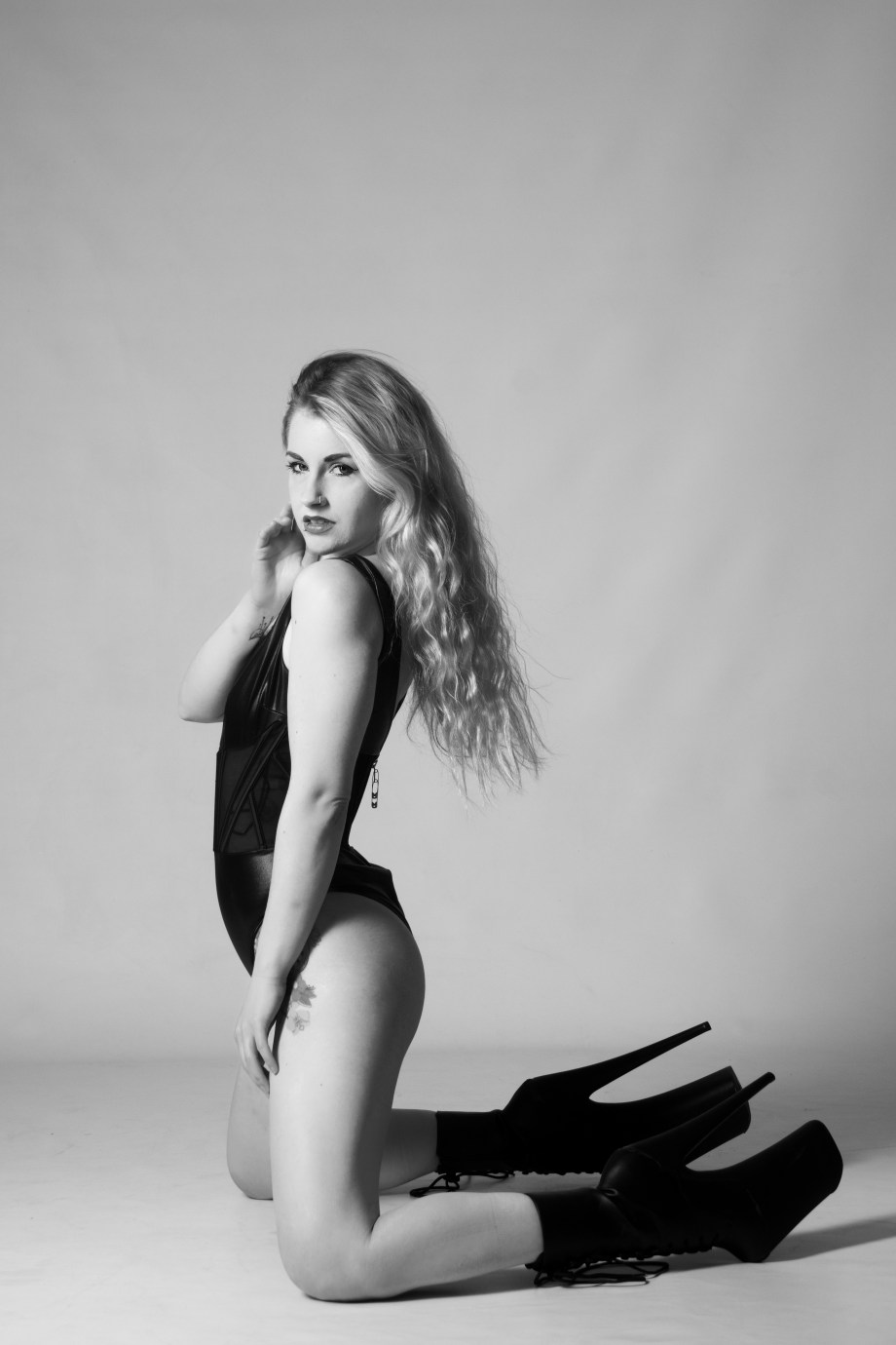 cork, ireland, glamour photography, die baroness, jenny schmiedel, black and white, studio shoot, boudoir, hair, pole performer, blonde, legs