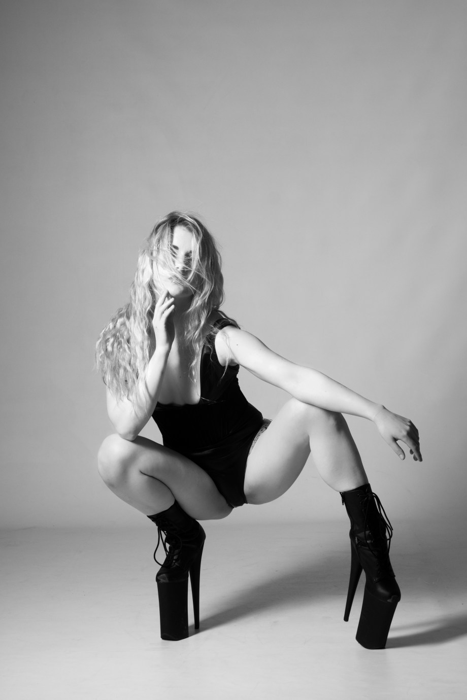 cork, ireland, glamour photography, die baroness, jenny schmiedel, black and white, studio shoot, boudoir, hair, pole performer, blonde, legs
