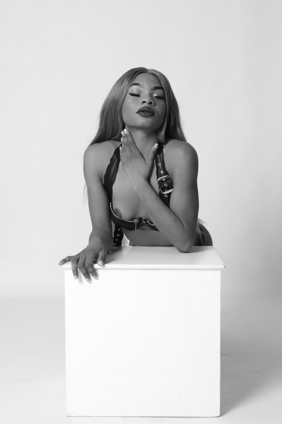 cork, glamour, photography, Ireland, boudoir, black and white, studio shoot, nude, topless