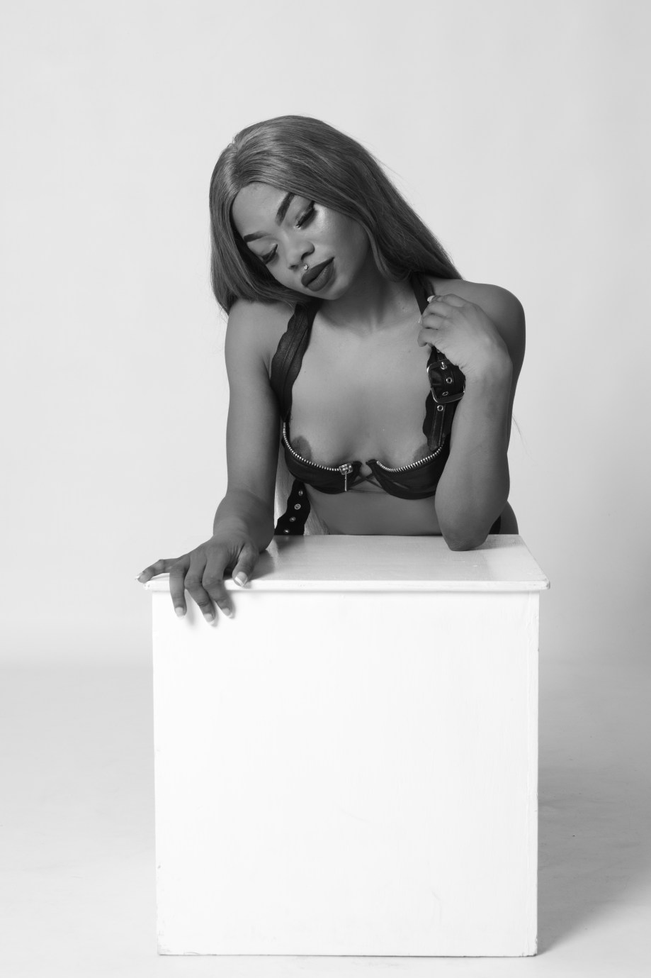 cork, glamour, photography, Ireland, boudoir, black and white, studio shoot, nude, topless