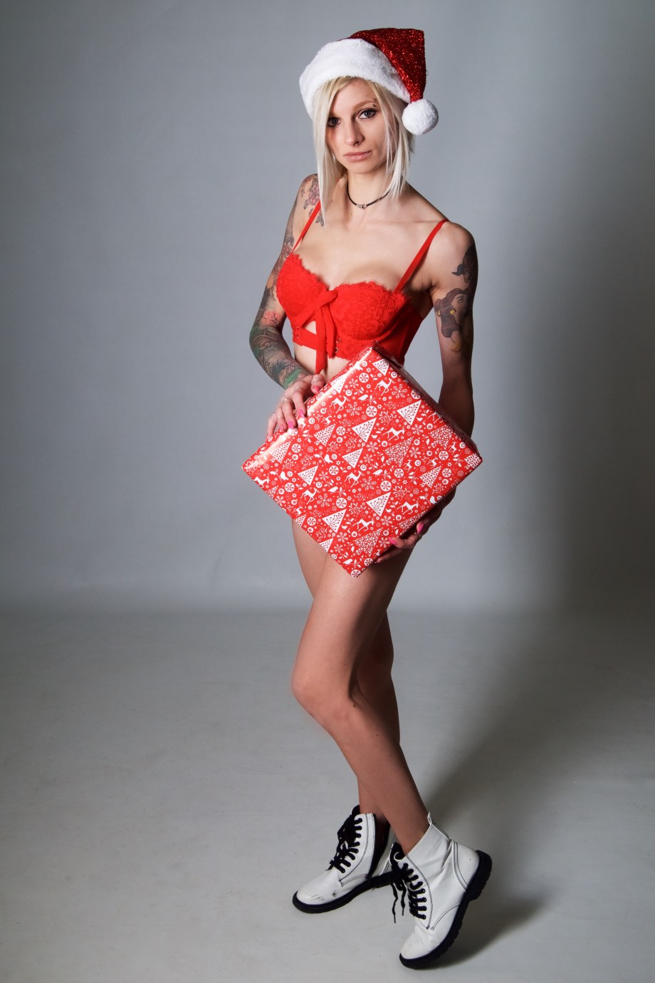 Liene Rauzenberga, Cork, Glamour, Boudoir, Model, Studio Shoot, black and white, topless, nude, alternative, tattoos