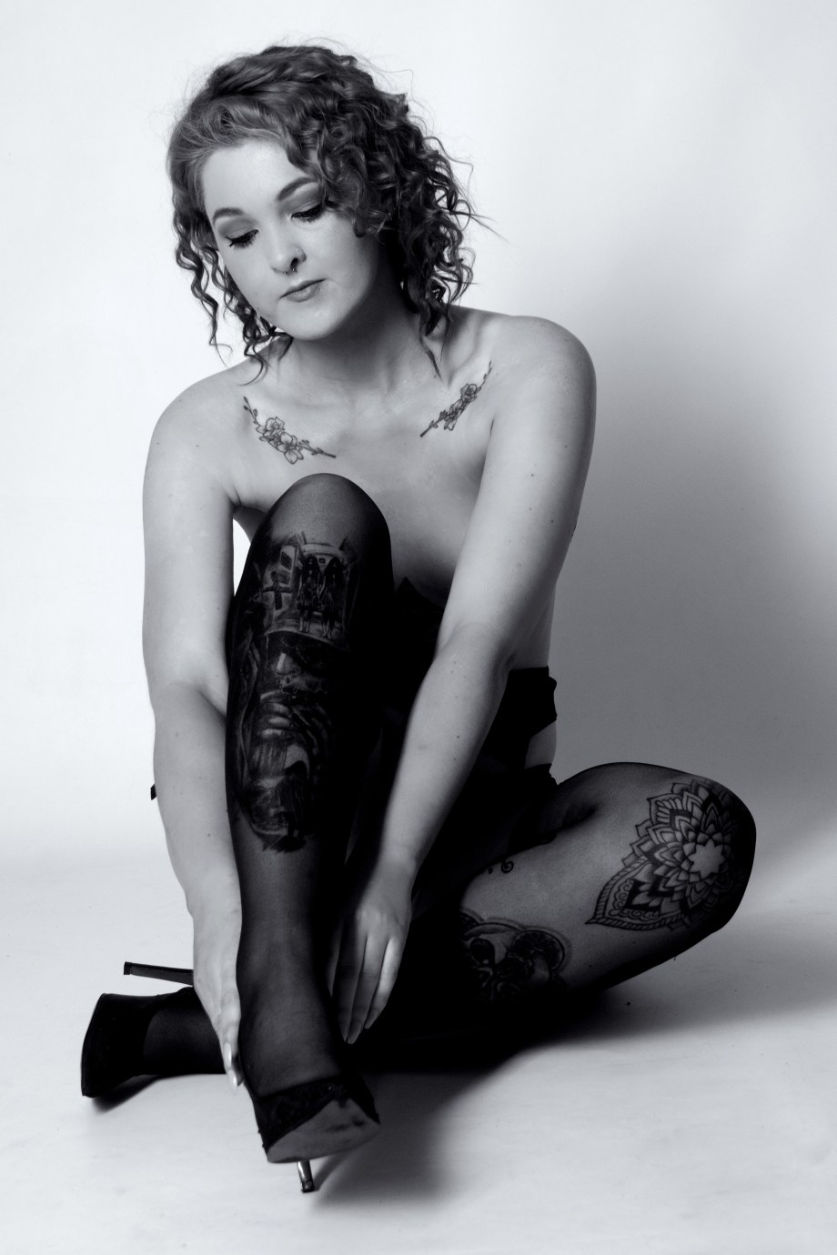 Sarah O'Connor, model, cork, ireland, boudoir, glamour,studio, lingerie, topless