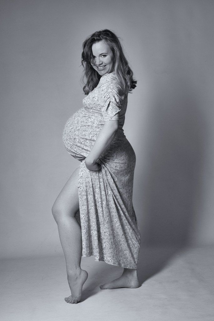 pregnancy shoot, cork, ireland, studio shoot, black and white