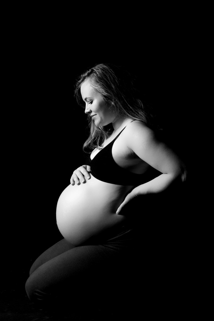 pregnancy shoot, cork, ireland, studio shoot, black and white