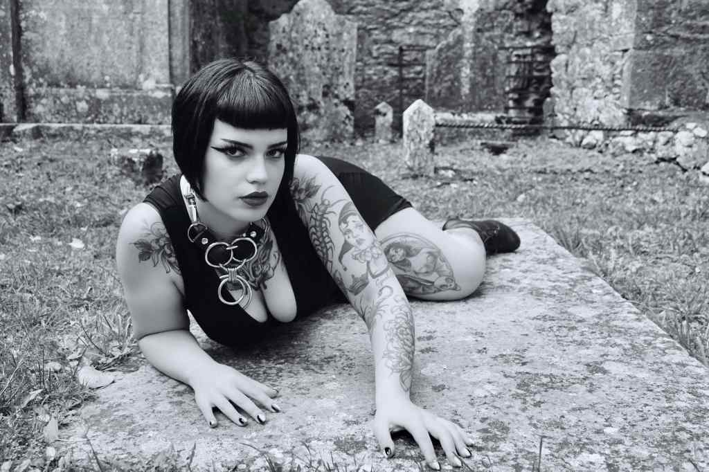Lividbruisesimagery, cork, photography, glamour, cemetery, black and white, cemetery, portrait